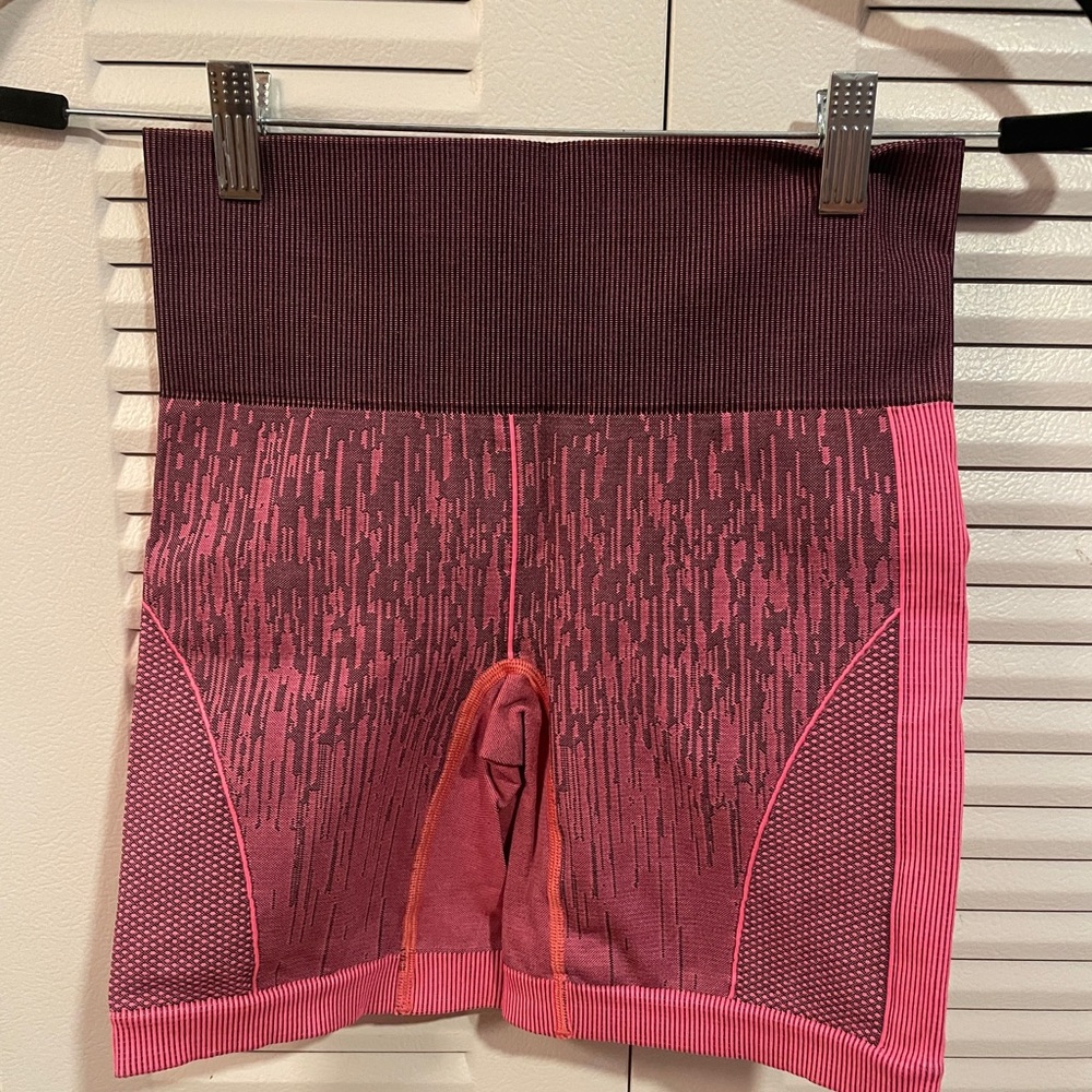 EUC - Lululemon Sculpt Short 6” - Size 4